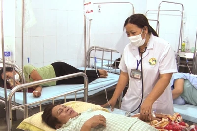 Người dân bị ngộ độc thực phẩm nhập viện điều trị tại Trung tâm Y tế huyện Buôn Đôn sau khi ăn tiệc cưới nhà ông H.H vào ngày 4/5.