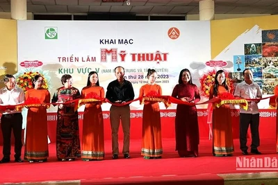 Các đại biểu cắt băng khai mạc Triển lãm Mỹ thuật khu vực V- Nam Trung bộ và Tây Nguyên lần thứ 28 năm 2023.