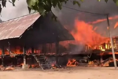 Do hai ngôi nhà sàn đều làm bằng gỗ tự nhiên nên ngọn lửa bùng phát dữ dội.