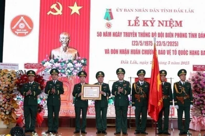 Thừa ủy quyền của Chủ tịch nước, Trung tướng Nguyễn Anh Tuấn, Bí thư Đảng ủy, Chính ủy Bộ đội Biên phòng trao tặng Huân chương Bảo vệ Tổ quốc hạng Ba tặng Bộ đội Biên phòng tỉnh Đắk Lắk.