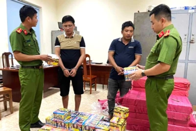 Đối tượng Nguyễn Sỹ Hùng (người đeo kính) cùng tang vật tại cơ quan Công an. 