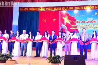 Lãnh đạo Sở Thông tin và Truyền thông và thị xã Buôn Hồ cùng các đơn vị liên quan cắt băng khai mạc triển lãm.