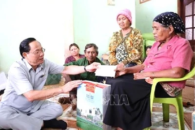 Phó Chủ tịch Quốc hội, Thượng tướng Trần Quang Phương thăm gia đình bà H’Juôm (thân nhân liệt sĩ) tại thành phố Buôn Ma Thuột. (Ảnh: TTXVN)