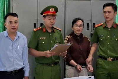 Cơ quan cảnh sát điều tra Công an huyện Ea Súp thi hành lệnh bắt tạm giam đối với bà Hà Thị Thuận.