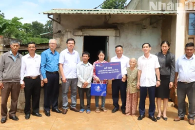 Lãnh đạo Công ty Điện lực Đắk Lắk và Văn phòng đại diện Báo Nhân Dân tại tỉnh Đắk Lắk trao tặng kinh phí 60 triệu đồng cho vợ chồng anh gia đình anh Nguyễn Hữu Dũng và Ngô Thị Nhuần để xây dựng nhà ở.