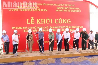 Các đại biểu động thổ khởi công xây dựng nhà cho hộ gia đình ông Y Thăn Ksơr ở buôn Kmiên, xã Ea Drông, thị xã Buôn Hồ.