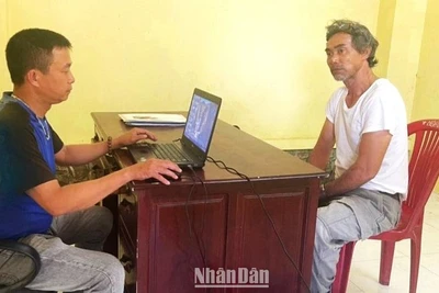 Đối tượng Võ Tấn Thanh Sơn được dẫn giải về Công an thị xã Buôn Hồ.