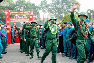 Các tân binh Bình Dương lên đường làm nhiệm vụ.