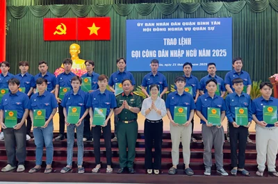 Đại diện Ban Chỉ huy quân sự quận Bình Tân (Thành phố Hồ Chí Minh) trao lệnh gọi nhập ngũ cho công dân lên đường nhập ngũ năm 2025. (Ảnh NGUYỄN HÙNG)