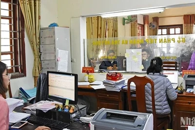 Phục vụ nhân dân chu đáo tại Trung tâm một cửa huyện Anh Sơn, Nghệ An. 