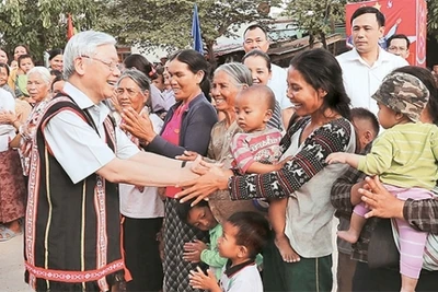 Tổng Bí thư Nguyễn Phú Trọng với đồng bào dân tộc thôn Konrơ Bàng 2 (xã Vinh Quang, thành phố Kon Tum). Ảnh: TTXVN 