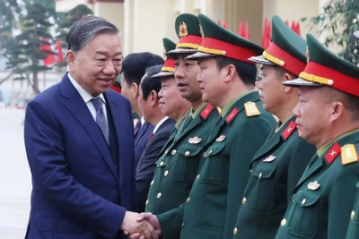 Tổng Bí thư Tô Lâm với cán bộ, sĩ quan chỉ huy Lữ đoàn tên lửa 490. (Ảnh: Thống Nhất /TTXVN)