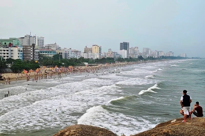 Du khách tắm biển Sầm Sơn.