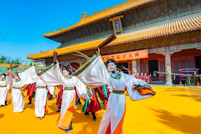 Biểu diễn lễ nhạc tại sân Đại Thành Điện.