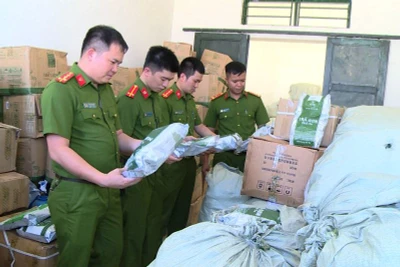 Công an Thanh Hóa kiểm tra lô hàng hóa tang vật.