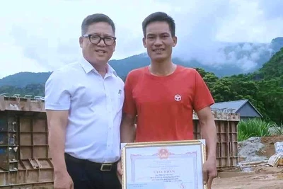 Chủ tịch huyện Bá Thước trao tặng Giấy khen cho công dân dũng cảm cứu người khỏi bị đuối nước.