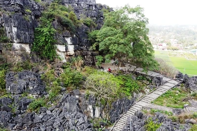 Đường vào Động Hồ Công.