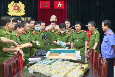 Lực lượng chức năng xem xét tang vật vụ án.