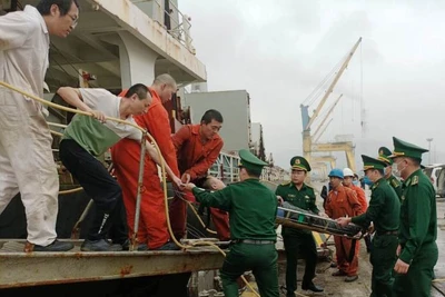 Lực lượng chức năng cứu hộ nạn nhân hôn mê.