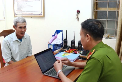 Công an xét hỏi đối tượng.