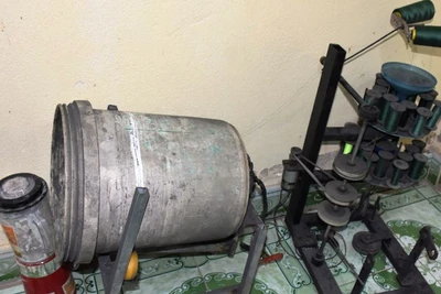 Thiết bị phục vụ sản xuất pháo bị Công an phát hiện, thu giữ.