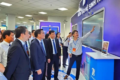 Các đại biểu tham quan, nghe giới thiệu về hệ sinh thái số.