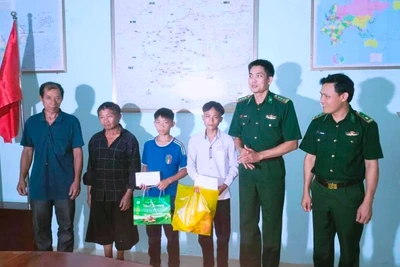 Đồn Biên phòng Quang Chiểu ở huyện Mường Lát trao tặng quà cho người đại diện và thiếu nhi các dân tộc thiểu số.