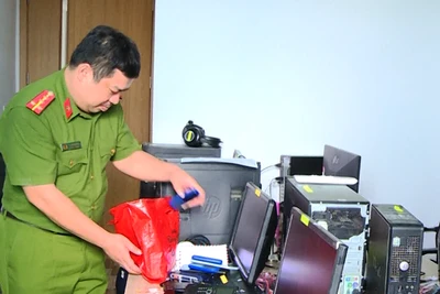Công an kiểm tra các thiết bị nhóm đối tượng sử dụng để thực hiện hành vi lừa đảo.