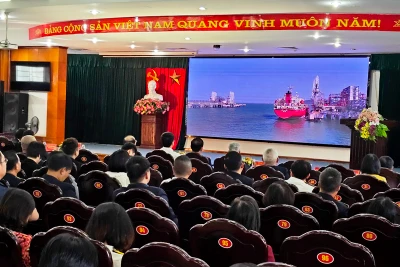 Các đại biểu xem video về hoạt động của cộng đồng doanh nghiệp.