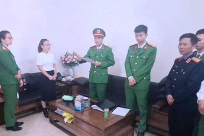 Các cơ quan chức năng thi hành Lệnh khám xét nơi ở của bị can.