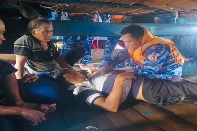 Cấp cứu cho ngư dân Bùi Thanh Vũ bị đột quỵ khi đang hành nghề trên biển.