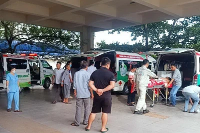 Cấp cứu công nhân bị thương do cháy nổ.(Ảnh: CTV)