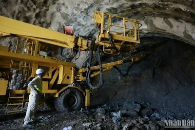 Hầm số 3 trên cao tốc Quảng Ngãi-Hoài Nhơn là hầm đường bộ cấp đặc biệt, dài 3,2km và là 1 trong 3 hầm dài nhất cao tốc bắc-nam, theo hợp đồng sẽ được đào thông sau 42 tháng, nhưng nhà thầu đang nỗ lực để thông hầm sớm hơn kế hoạch.