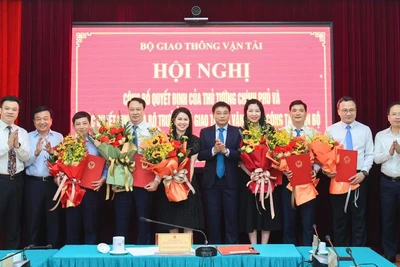 Lãnh đạo Bộ Giao thông vận tải chúc mừng các nhân sự được bổ nhiệm ngày 4/4.