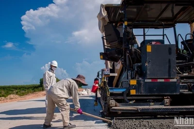 Các nhà thầu huy động phương tiện, nhân lực triển khai thảm bê-tông trên tuyến cao tốc bắc-nam (giai đoạn II).