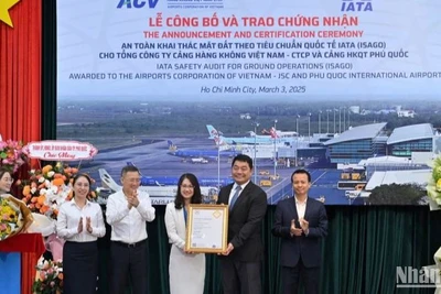 Đại diện lãnh đạo IATA trao chứng nhận ISAGO cho đại diện lãnh đạo ACV.
