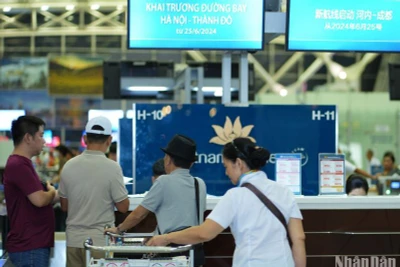 Những hành khách đầu tiên trên chuyến bay của Vietnam Airlines từ Thành Đô (Trung Quốc).