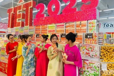 Các bạn trẻ hào hứng trải nghiệm mua sắm tại GO!