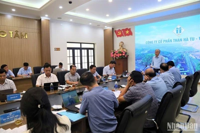 Đồng chí Vũ Anh Tuấn, Ủy viên Ban Thường vụ Tỉnh ủy, Bí thư Đảng ủy Than Quảng Ninh, Phó Tổng Giám đốc Tập đoàn, Trưởng Ban Chỉ huy phòng chống thiên tai-tìm kiếm cứu nạn TKV chỉ đạo công tác phòng, chống bão số 3 tại Công ty cổ phần Than Hà Tu.