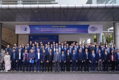 Ban lãnh đạo VINACONEX và Ban Giám hiệu Trường đại học Xây dựng chụp ảnh lưu niệm cùng các học viên lớp kỹ sư chuyên ngành đường sắt tốc độ cao và đường sắt đô thị.