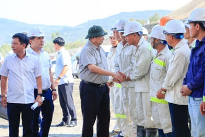 Người đứng đầu Chính phủ trực tiếp thăm hỏi, động viên người lao động tại công trường dự án và đề nghị các nhà thầu tiếp tục quan tâm, chăm lo hơn nữa đời sống người lao động.