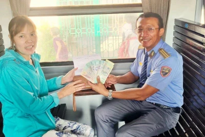 Tổ tàu trao trả toàn bộ tài sản bỏ quên cho nữ hành khách Trần Thị Thanh sáng 18/2.