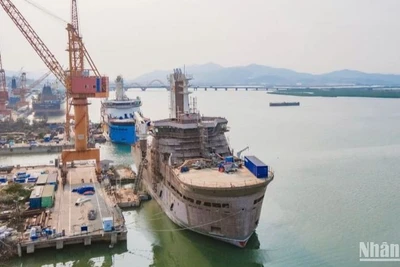 Tàu dịch vụ điện gió (CSOV) số 3 mang tên Windcat Haarlem, nằm trong series 14 tàu CSOV do Công ty Đóng tàu Hạ Long (SBIC) ký với Tập đoàn Damen (Hà Lan), vừa được hạ thủy thành công đầu tháng 4 vừa qua.