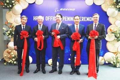 Các đại biểu khánh thành văn phòng thường trực của Boeing tại Hà Nội.