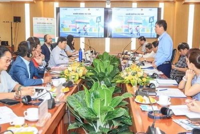 Các chuyên gia an toàn giao thông bàn phương án triển khai dự án hiệu quả.