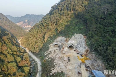 Nhà thầu triển khai đào hầm xuyên núi trên tuyến cao tốc Đồng Đăng-Trà Lĩnh.