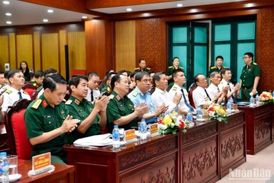 Các đại biểu tham gia giao lưu, tọa đàm "Hành trình chinh phục bầu trời".