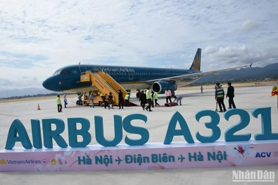 Chuyến bay mang số hiệu VN1802 của Hãng hàng không Quốc gia Việt Nam (Vietnam Airlines) đưa những hành khách đầu tiên “xông đất” sân bay Điện Biên.