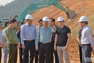 Bí thư Tỉnh ủy Cao Bằng Trần Hồng Minh kiểm tra tiến độ thực hiện dự án tuyến đường bộ cao tốc Đồng Đăng-Trà Lĩnh tại cửa Tây hầm 2, xã Thụy Hùng (Thạch An).