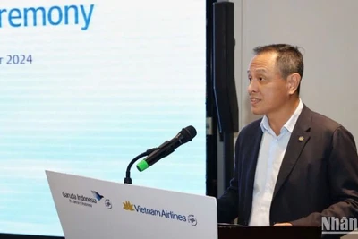 Ông Lê Hồng Hà - Tổng Giám đốc Vietnam Airlines phát biểu .